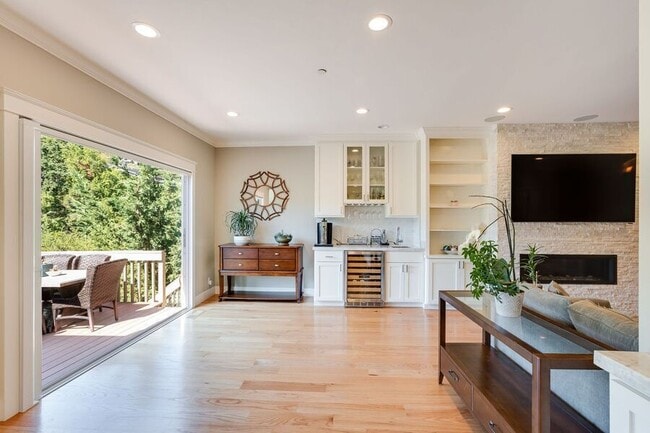 Building Photo - 3341 Oak Knoll Dr