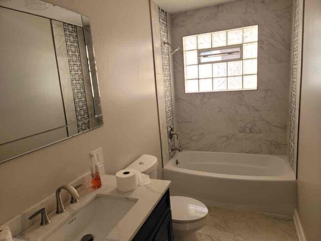 Foto del edificio - 10358 S Emerald Ave
