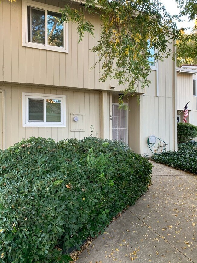 Foto del edificio - Woodstock Green Townhome unit with a commu...