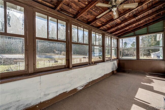 Foto del edificio - 8133 Wood Rd