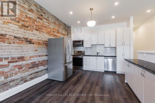 Photo du bâtiment - 657 St Clair Ave W