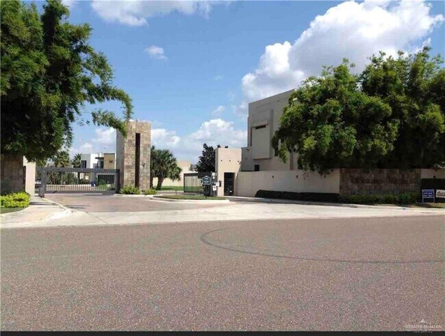 Building Photo - 2303 S 42nd Ln