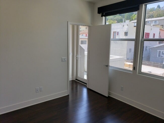 Foto del edificio - Three-story Silverlake modern home