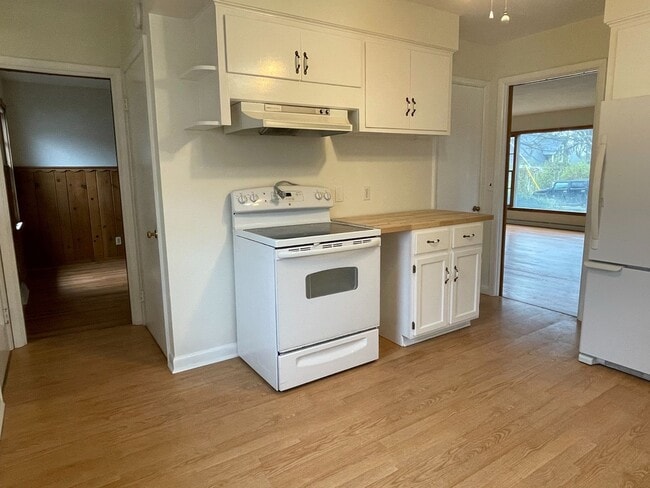 Building Photo - Hartland Single Family Ranch Home, 3 Bed, 1.5 Bath, Attached Garage