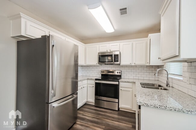 Building Photo - 126 Kellyn Oaks Dr
