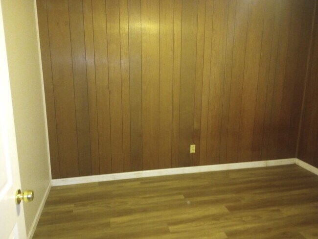 Foto del edificio - 706 W Lee Rd