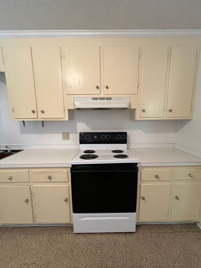 Foto del edificio - Excellent Location! 2 BR | 1 BA Brick Dupl...