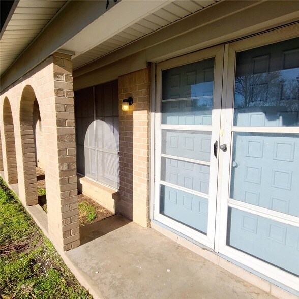 Building Photo - 1026 Brookshire Cir