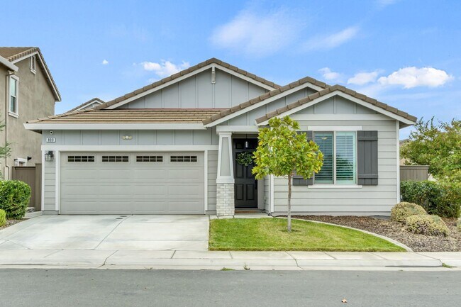 Foto del edificio - Newer Home on Large Corner Lot with Lots of Natural Light!