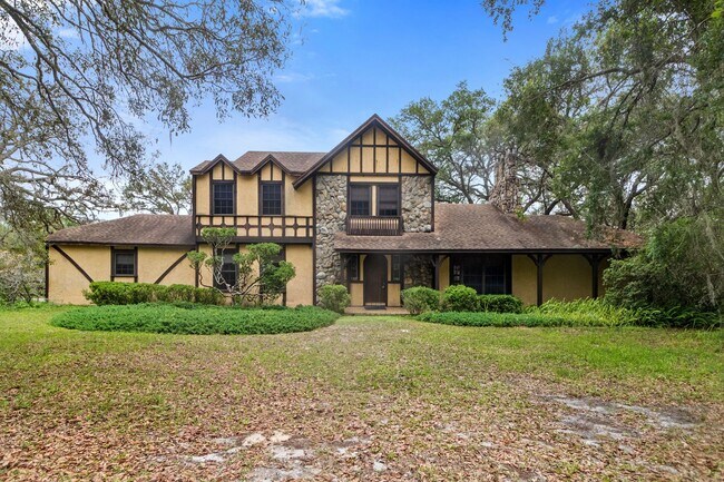 Building Photo - Escape to Your Private Paradise!
