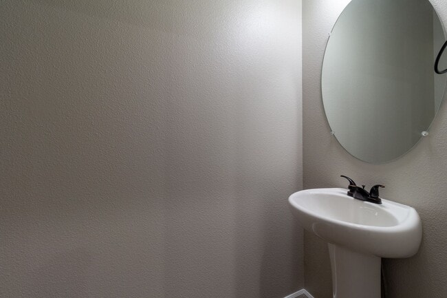 Foto del edificio - Newer Gorgeous 3 bedroom 2.5 bathroom 2 car garage Town Home *$500 Move-in Special- Skyview High ...