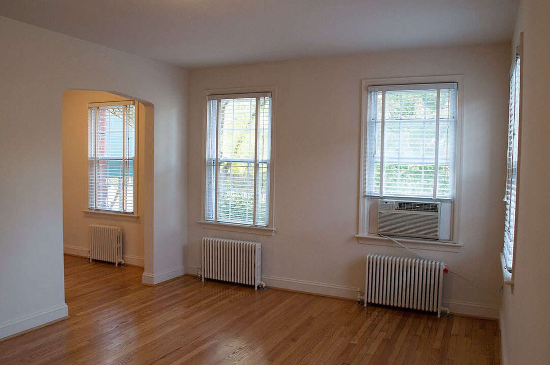 Primary Photo - 403 E Luray Ave