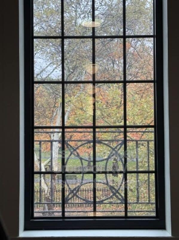 Building Photo - 451 E Town St