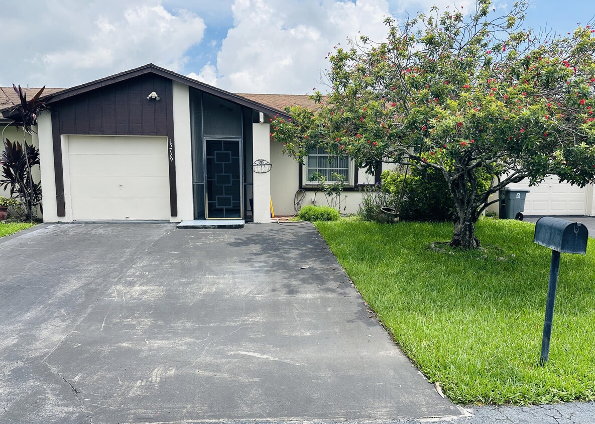 Primary Photo - 15729 Bottlebrush Cir