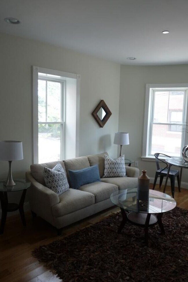 Foto del edificio - NO FEE!  BROOKLINE VILLAGE 3 BED/1.5 BATH WITH UPDATED KITCHEN, W/D IN UNIT
