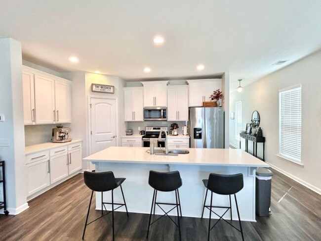 Foto del edificio - 4 bedroom, 2.5 bathroom home located in th...