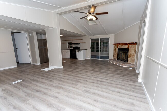 Building Photo - 9355 Lake Dr