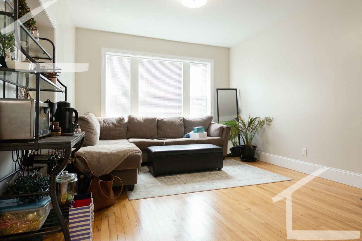 Foto principal - Renovated 2-Bed in Allston | Modern Finish...