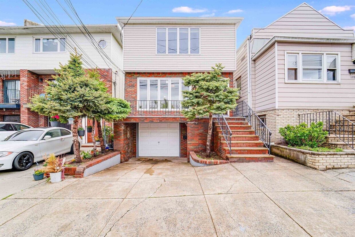 180 McAdoo Ave, Jersey City, NJ 07305 Condo for Rent in Jersey City