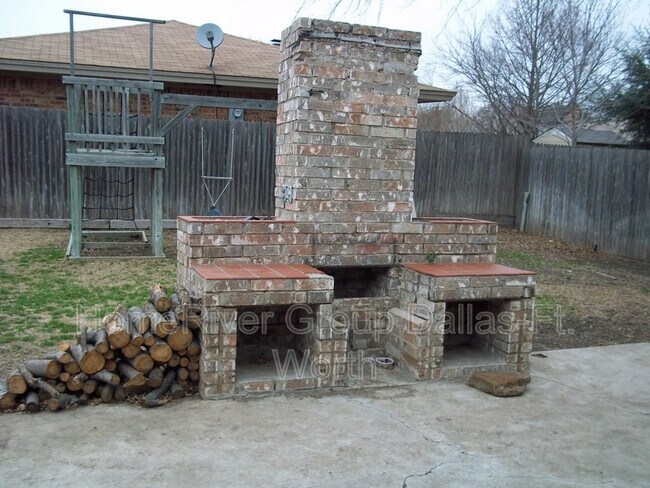 Building Photo - 2101 River Bend Rd