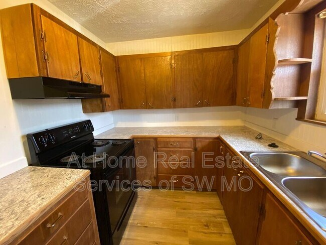 Building Photo - 806 S Crutcher Ave