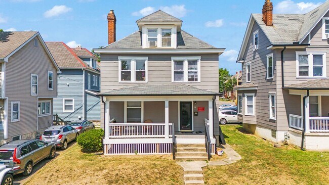 Foto del edificio - Ultimate 6-Bedroom House with Amazing Front Porch!