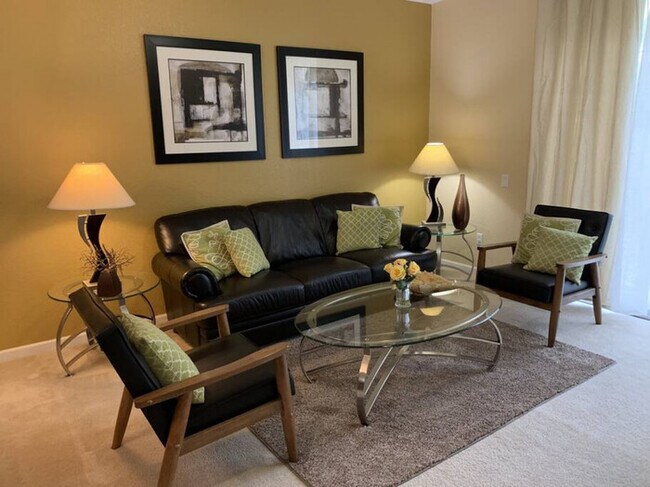 Building Photo - VC TH33 - 3 Bedroom Townhome by Universal ...