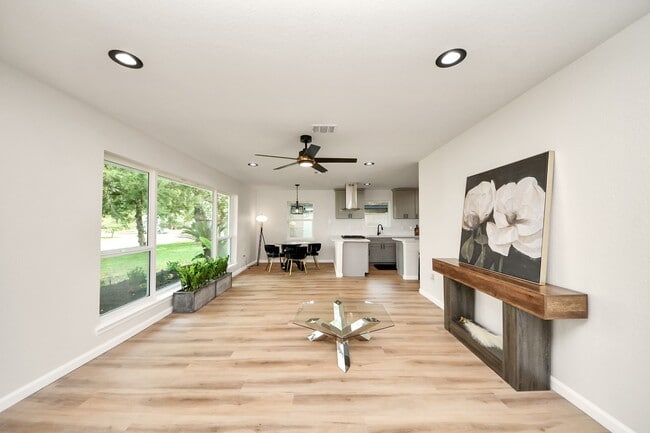 Foto del edificio - 2407 Crestdale Dr