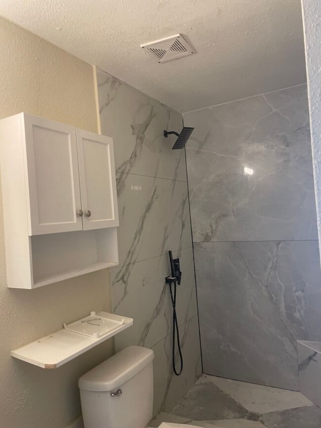 Foto del edificio - Single Family House 4bed/2bath Rent $1850/month ready June 2026