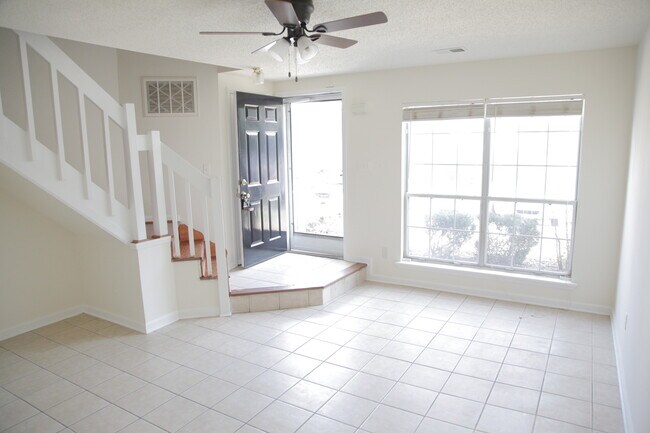 Building Photo - Cozzy townhome ready for you!