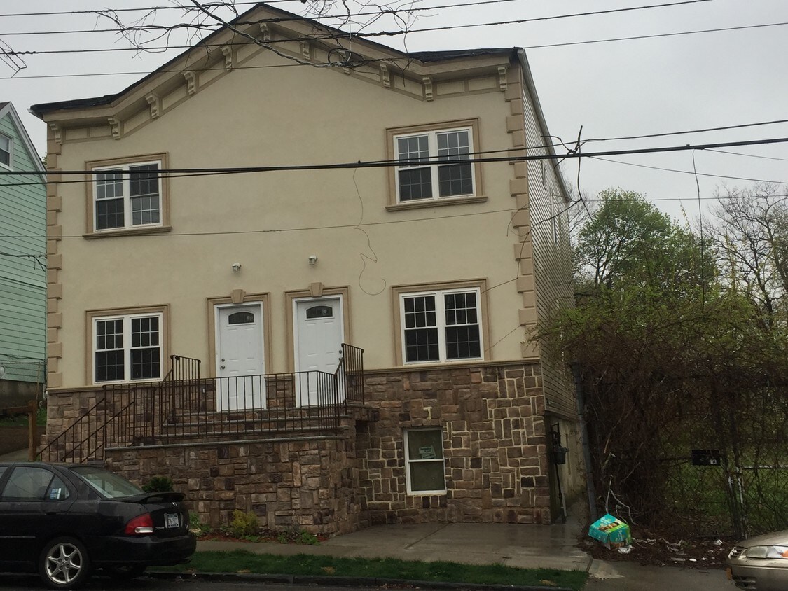 Primary Photo - 18 Clinton Ave