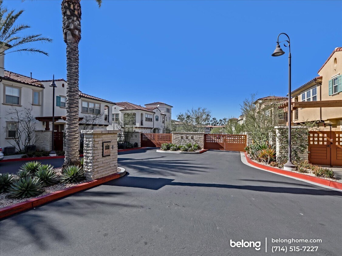 Primary Photo - 1003 El Paseo