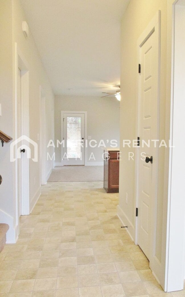Building Photo - Town Home with Garage in Chelsea...Availab...