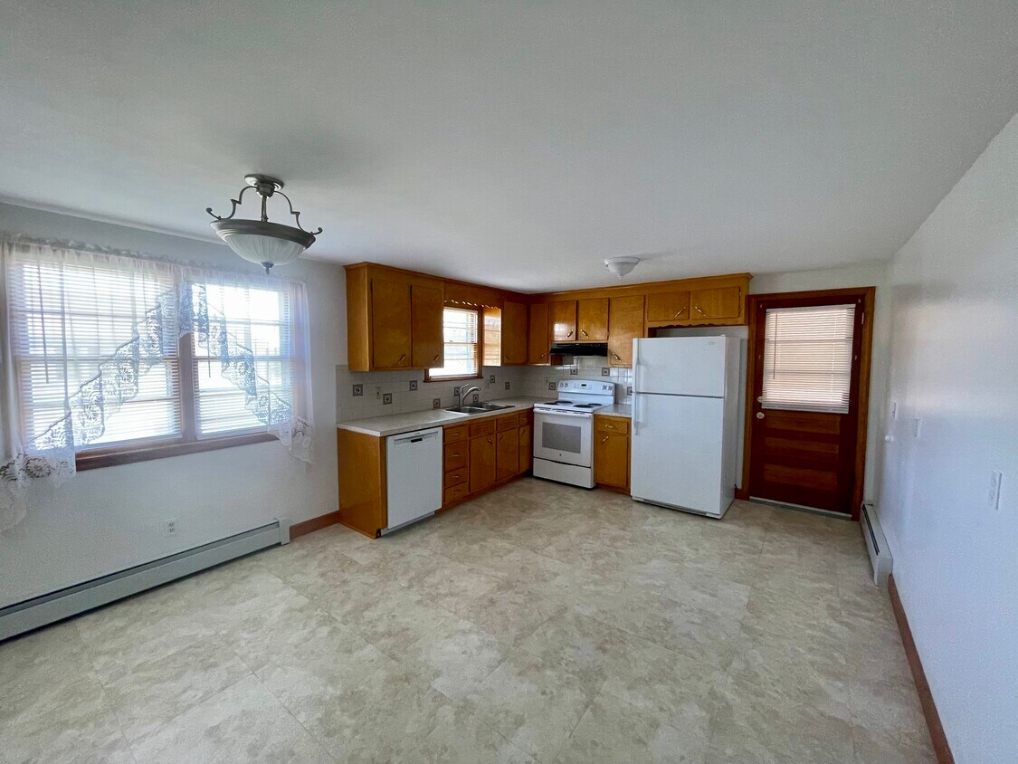 Building Photo - 685 Burritt St