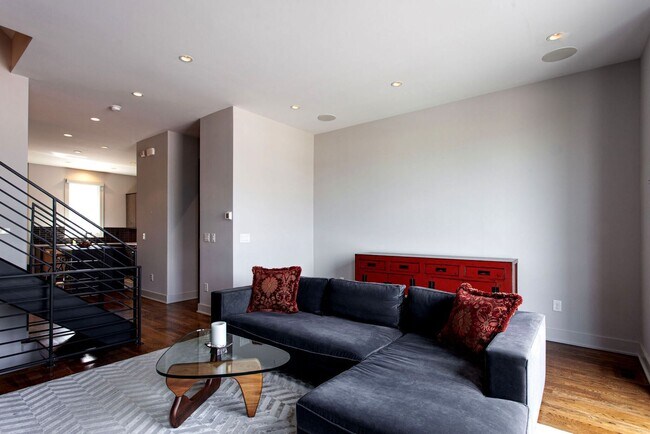 Building Photo - Gorgeous 3 BDRM / 3.5 BTH Executive Reside...