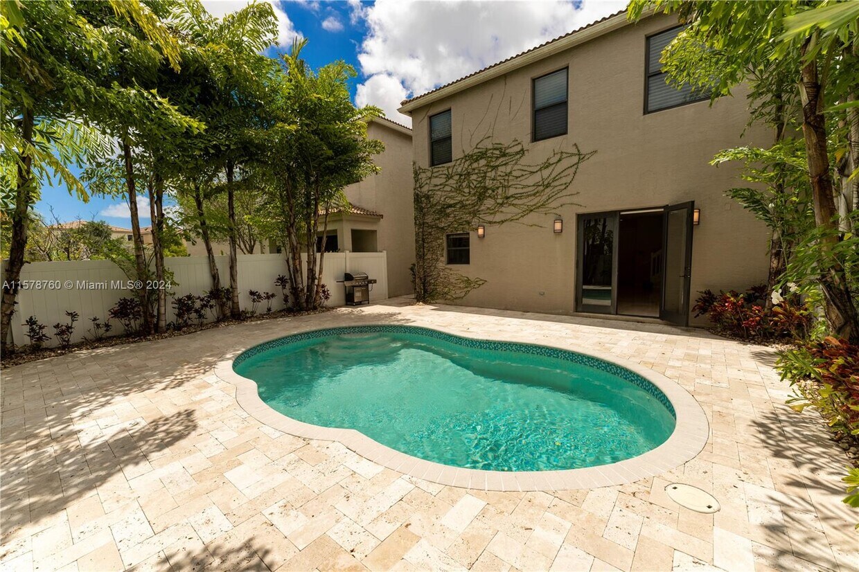 Foto principal - 755 NE 193rd St