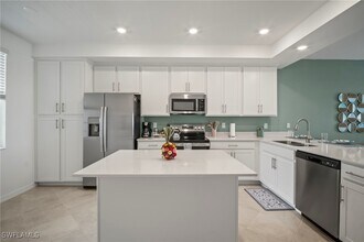 Building Photo - 15285 Grn Acrs Ave