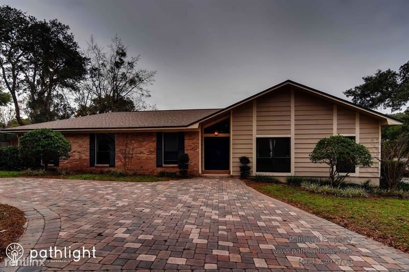 Primary Photo - 4 br, 2 bath House - 100 Crestwood Drive UNIT