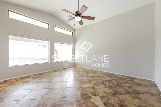 Building Photo - Charming 4 Bedroom in Surprise!
