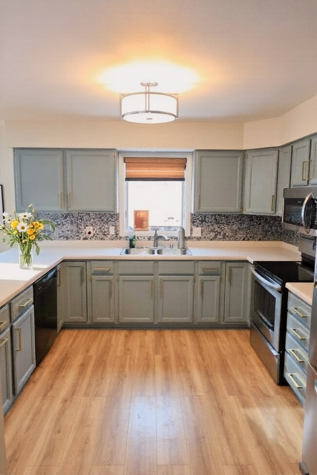 Foto del edificio - 206 N High Point Rd