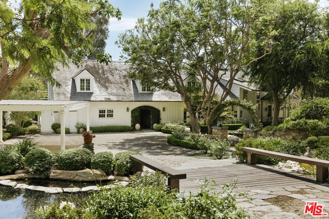 Foto del edificio - 6825 Zumirez Dr