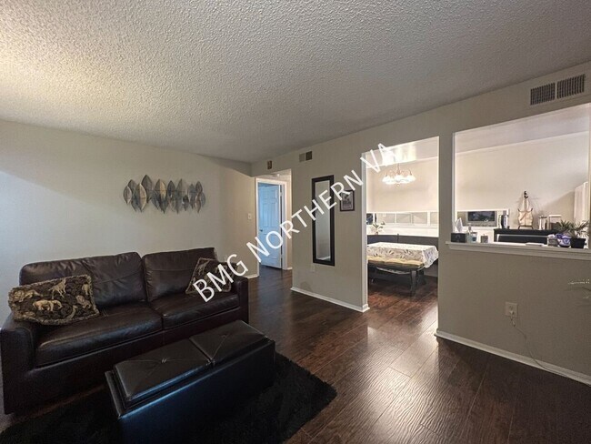 Foto del edificio - 7729 Inversham Dr