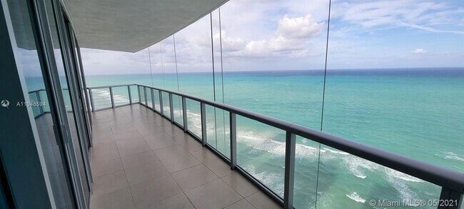 Building Photo - 17001 Collins Ave