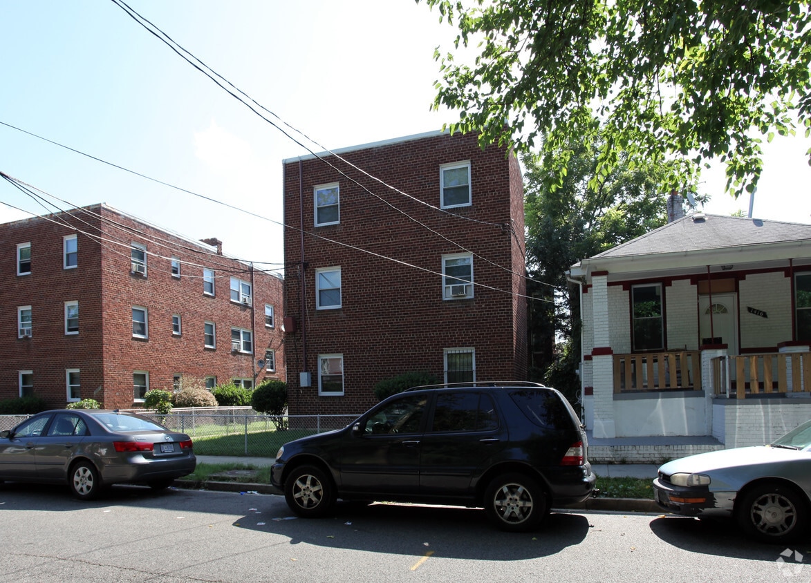 Building Photo - 1410-1412 Young St SE