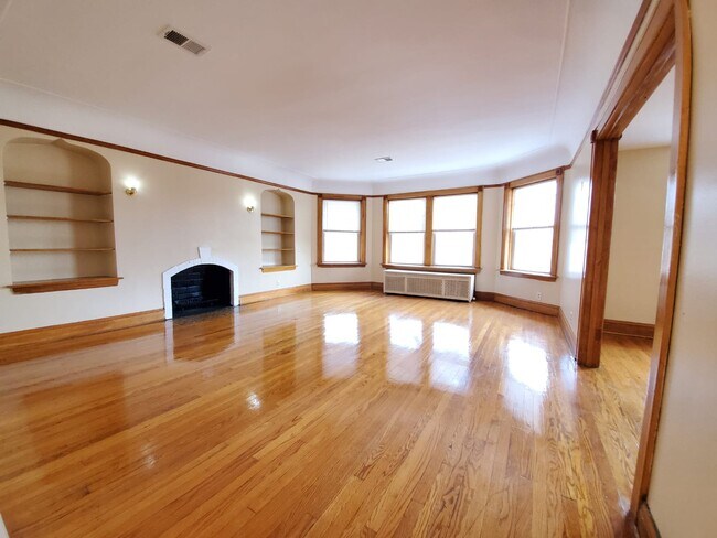 Living Room - 6322 N Mozart St