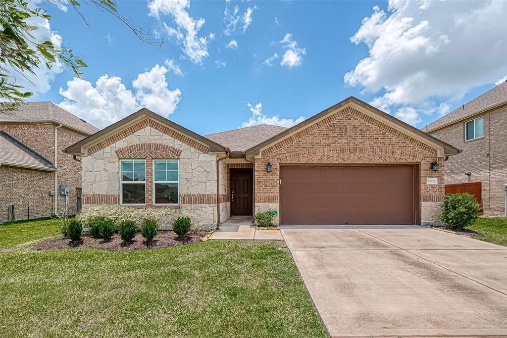 Foto principal - Pearland Place, Pearland, TX 77581 - 3 BR 2 BA Single-Family Home