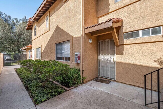 Foto del edificio - "Chic & Spacious 2-BR Gem in Covina: Modern Living with 2 Full Baths!"