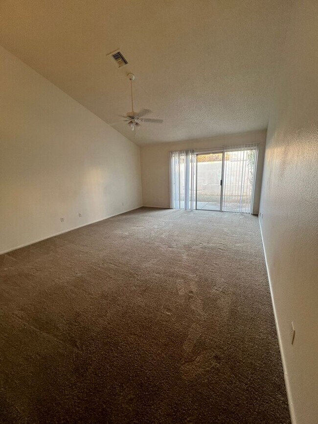 Building Photo - Wonderful Townhouse Located in the Northwe...