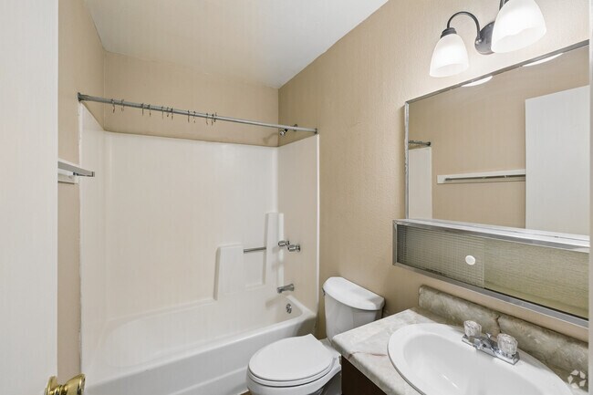 4 habitaciones, 2 baños - 1100 pies cuadrados - Baño principal - 520 S Verde St