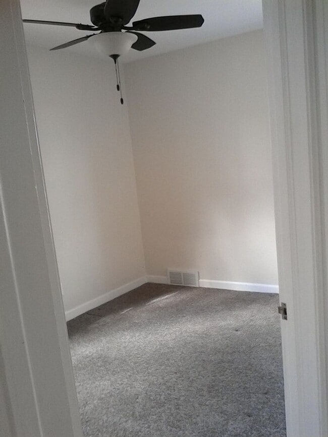 Building Photo - Charming 2-Bedroom Unit in Quiet Moline Location